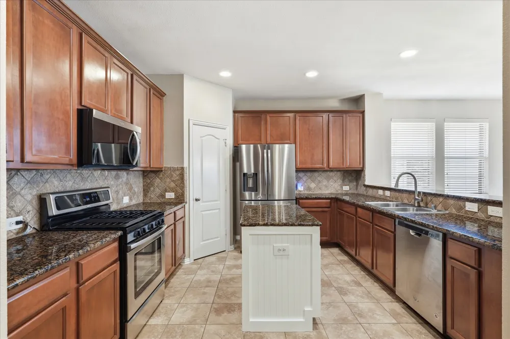 498 Grayson Lane Lake Dallas, TX 75065