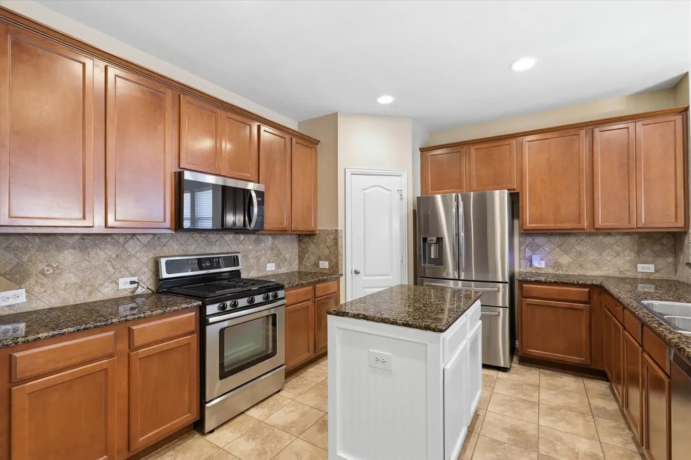 498 Grayson Lane Lake Dallas, TX 75065