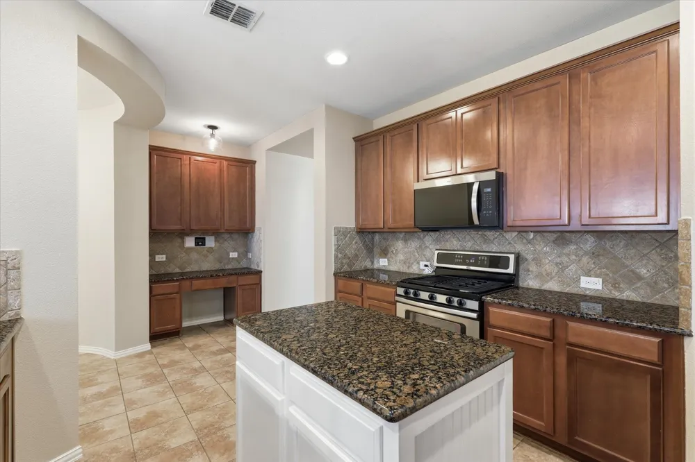 498 Grayson Lane Lake Dallas, TX 75065