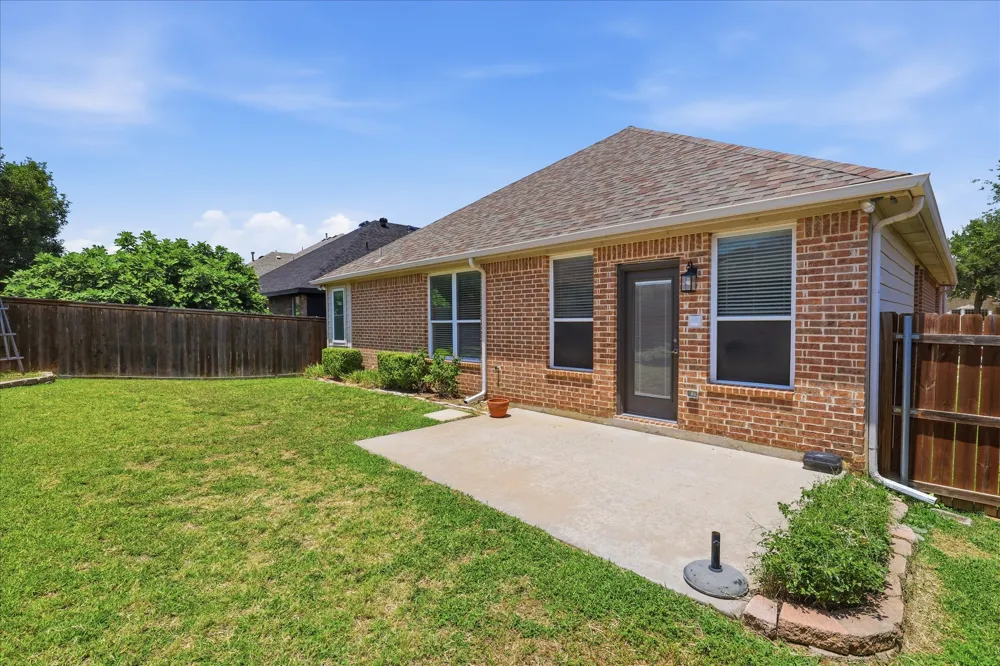 498 Grayson Lane Lake Dallas, TX 75065