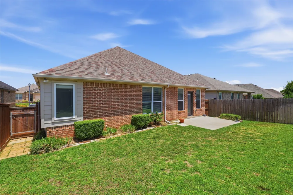 498 Grayson Lane Lake Dallas, TX 75065