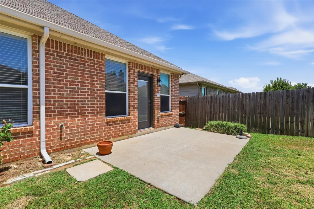 498 Grayson Lane Lake Dallas, TX 75065