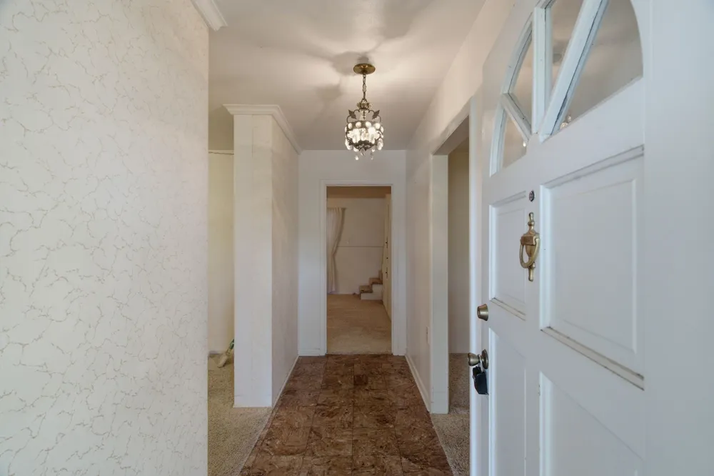 1301 Colonial Court Arlington, TX 76013