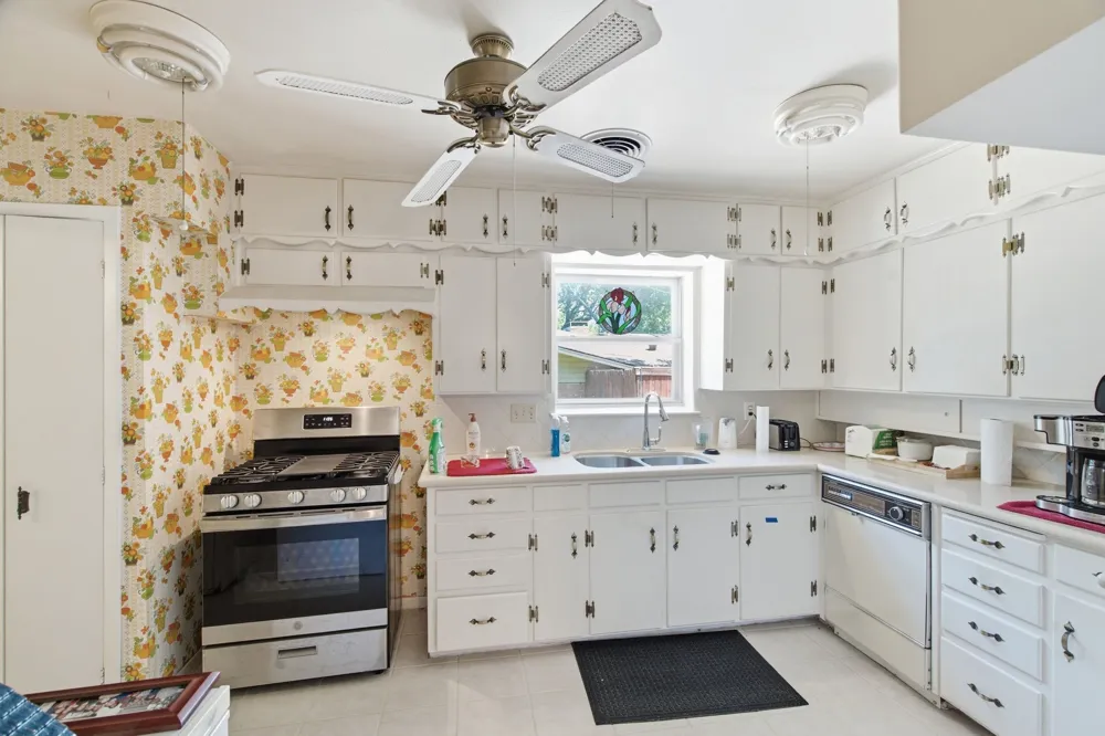 1301 Colonial Court Arlington, TX 76013