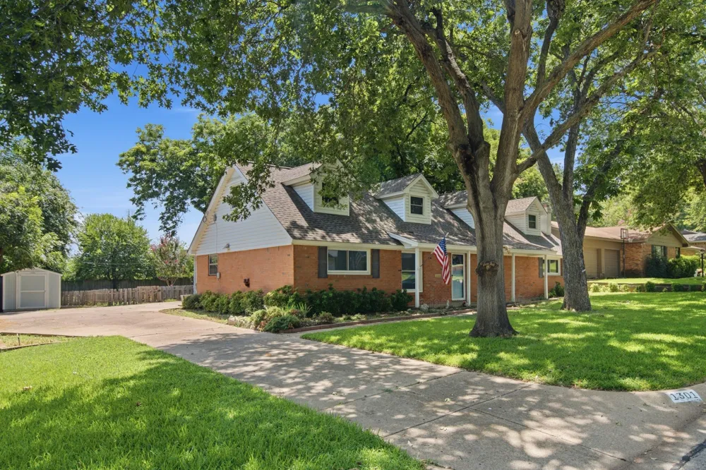 1301 Colonial Court Arlington, TX 76013