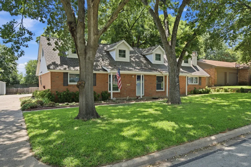 1301 Colonial Court Arlington, TX 76013