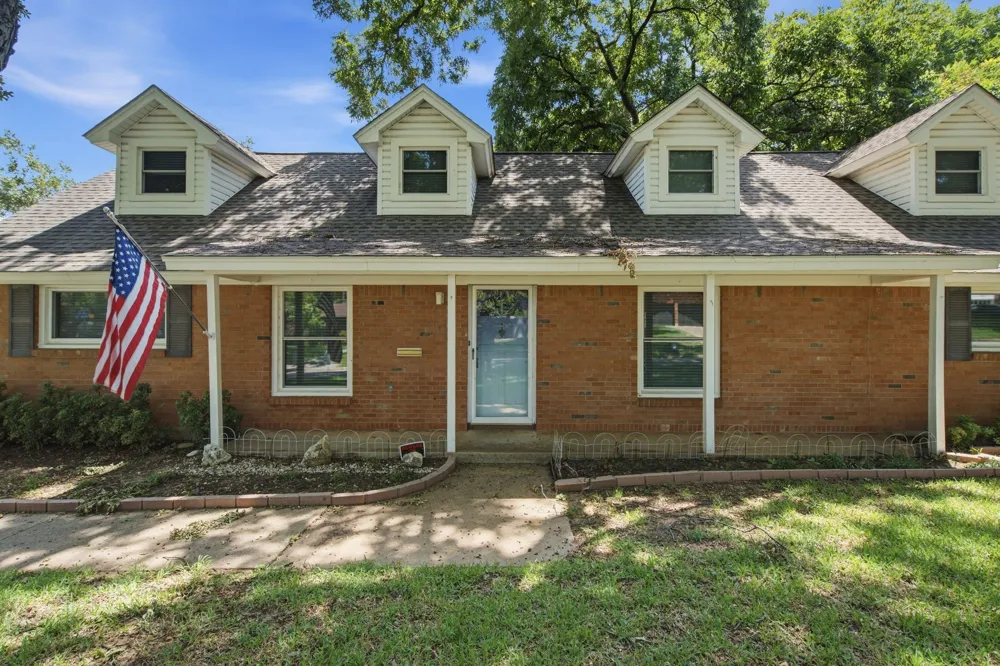 1301 Colonial Court Arlington, TX 76013