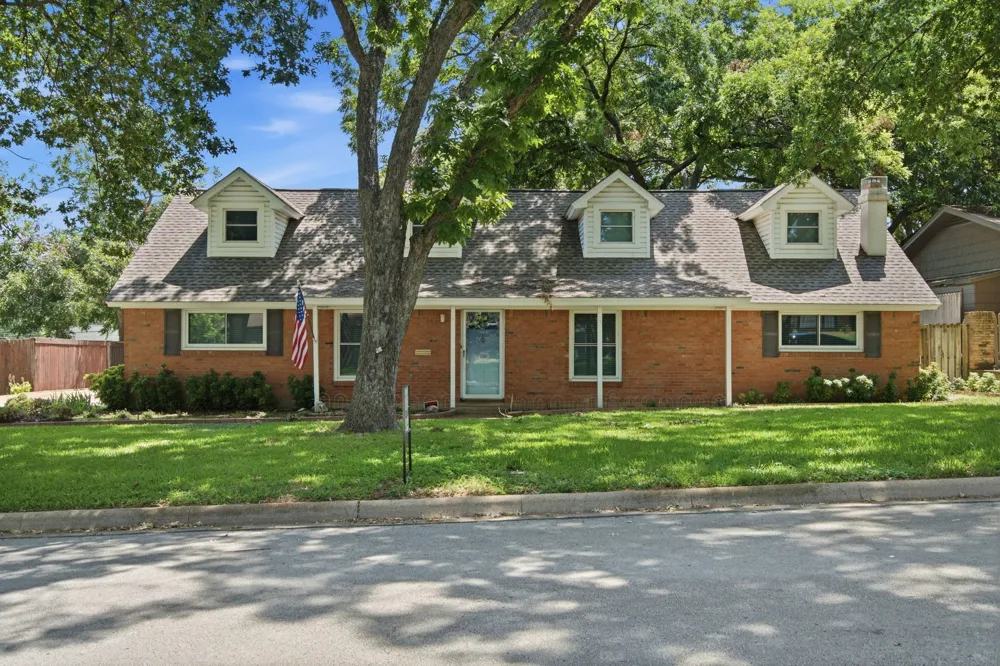 1301 Colonial Court Arlington, TX 76013