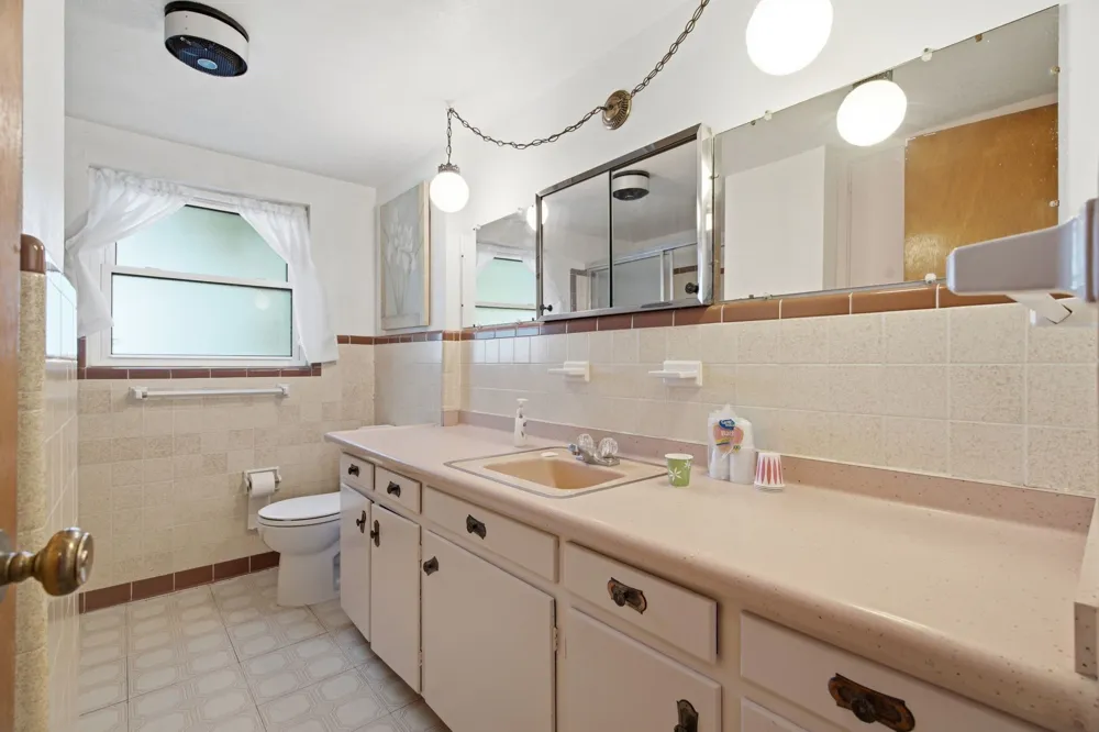 1301 Colonial Court Arlington, TX 76013