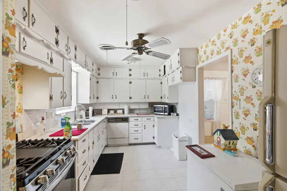 1301 Colonial Court Arlington, TX 76013