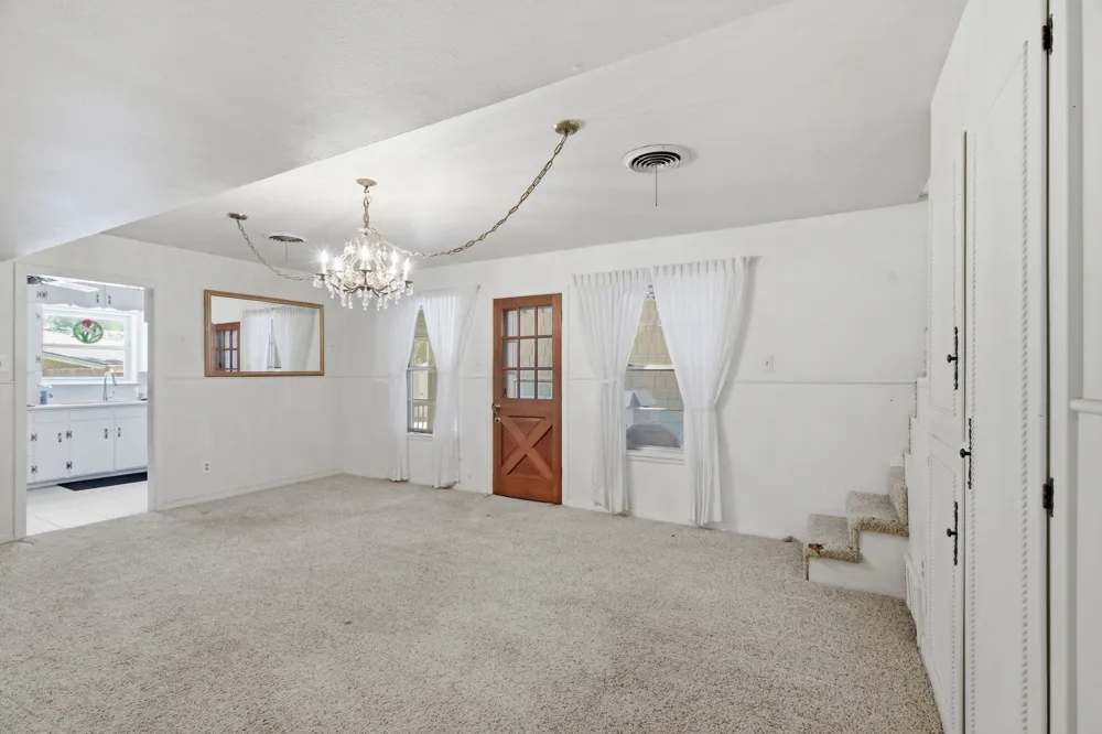 1301 Colonial Court Arlington, TX 76013