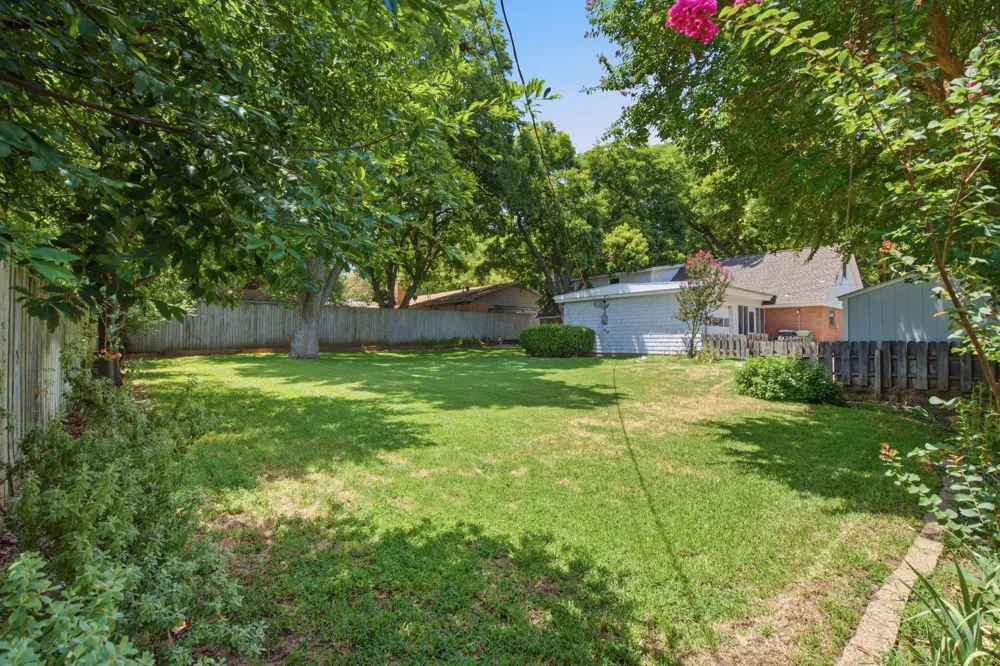 1301 Colonial Court Arlington, TX 76013