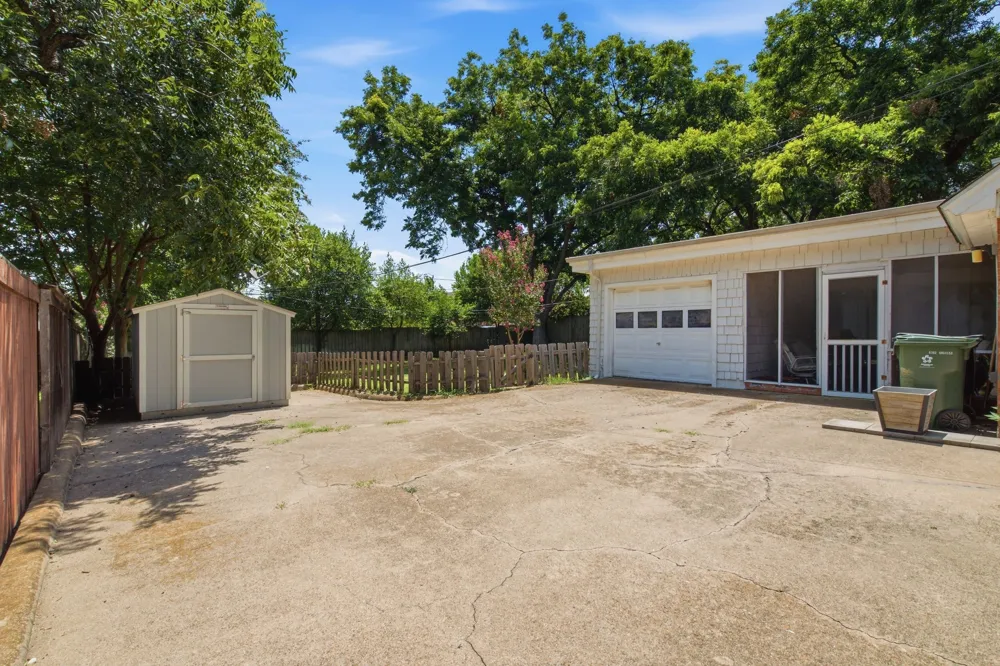 1301 Colonial Court Arlington, TX 76013