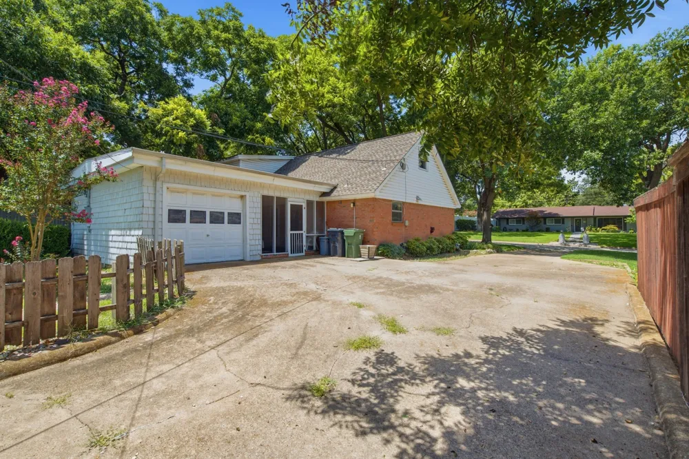 1301 Colonial Court Arlington, TX 76013