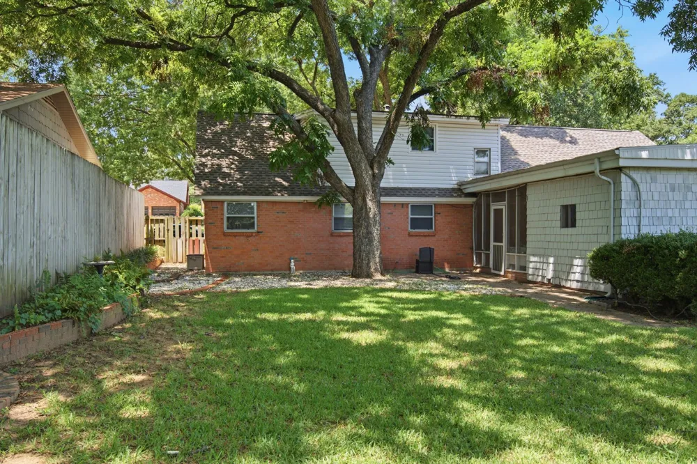 1301 Colonial Court Arlington, TX 76013