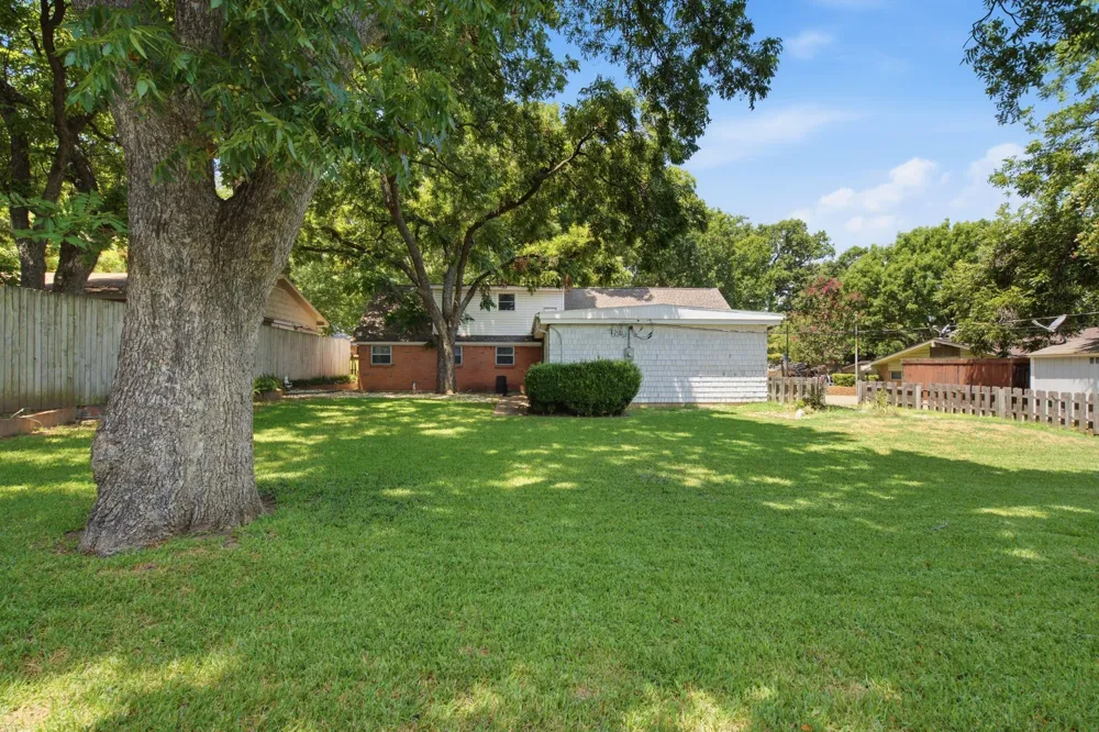 1301 Colonial Court Arlington, TX 76013