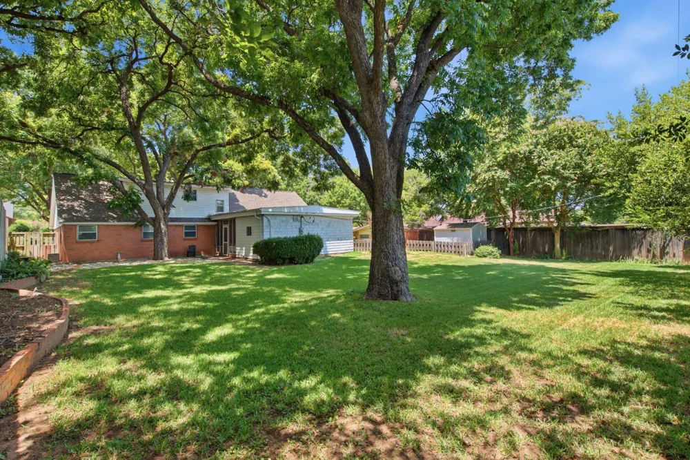 1301 Colonial Court Arlington, TX 76013