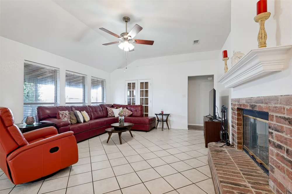 3155 Ponds Edge Trail Grand Prairie, TX 75052
