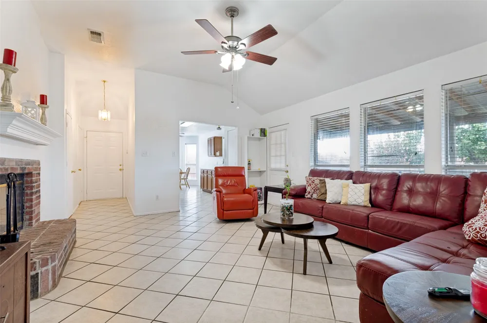 3155 Ponds Edge Trail Grand Prairie, TX 75052