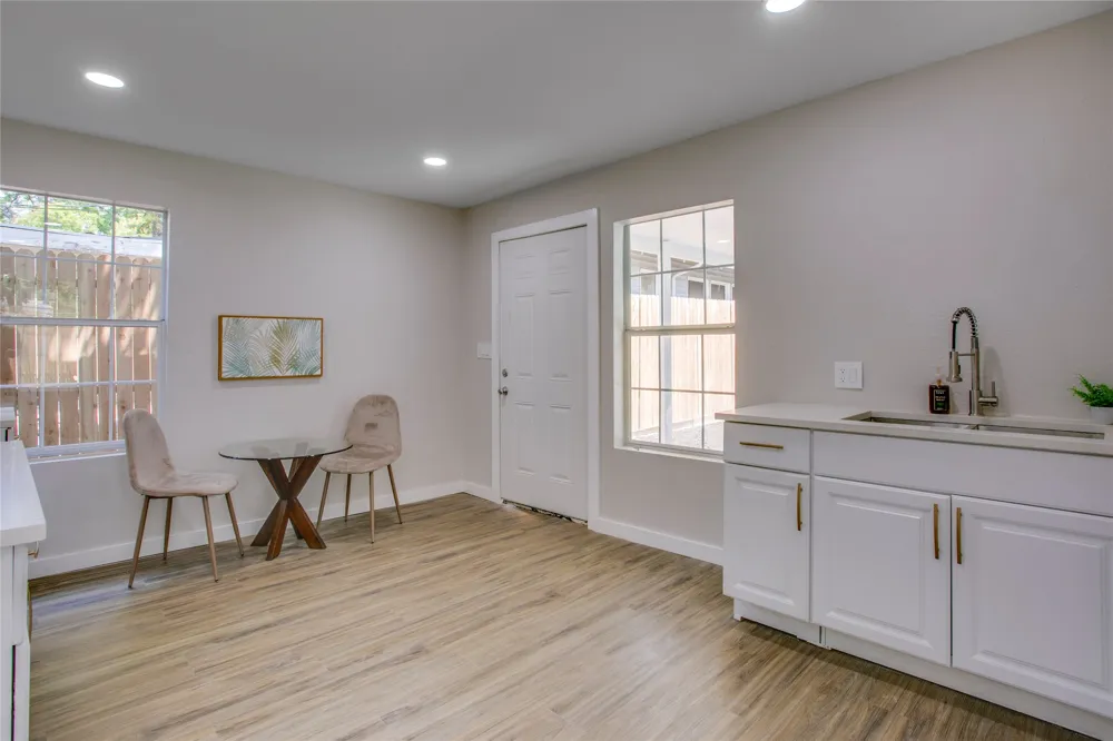 2635 Gladstone Drive Dallas, TX 75211