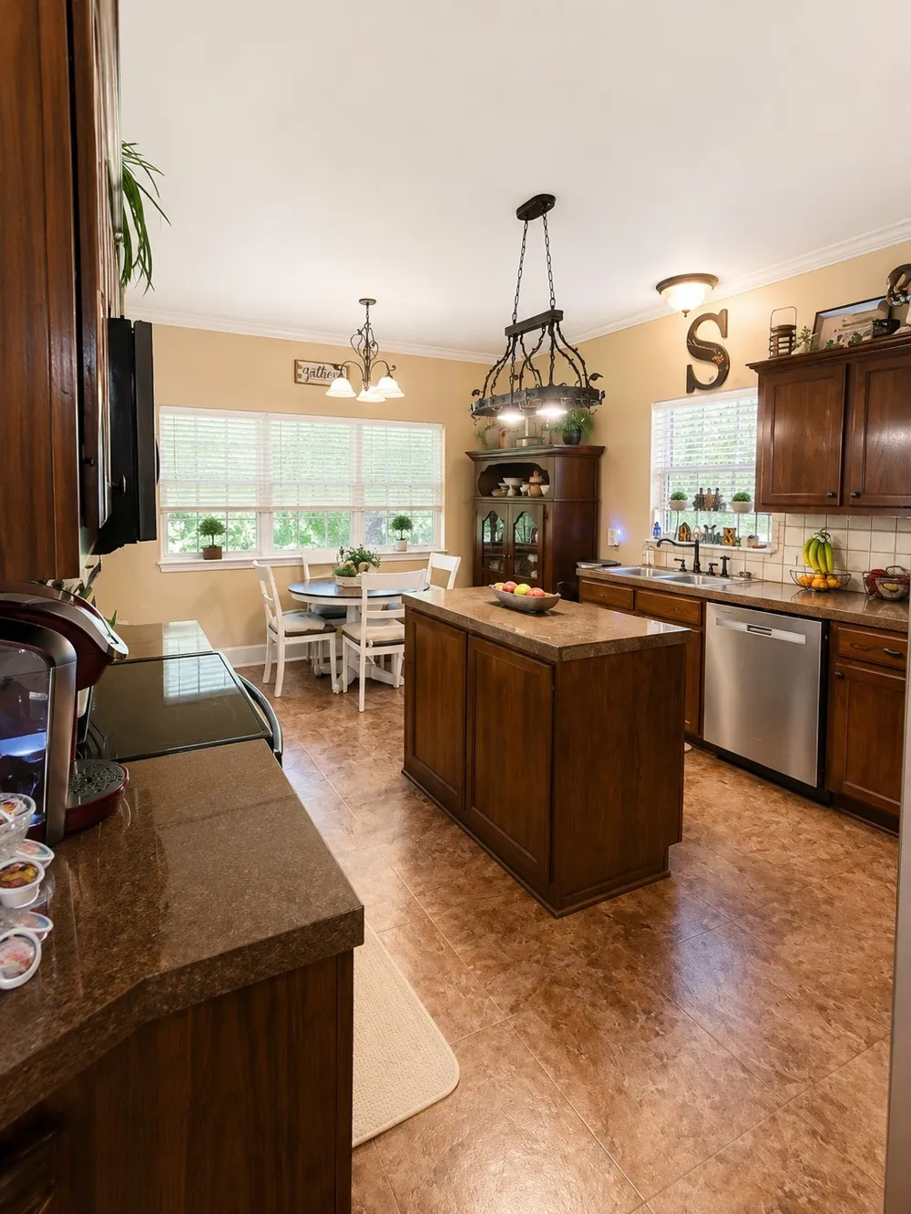 1622 Shady Lake Circle Henderson, TX 75652