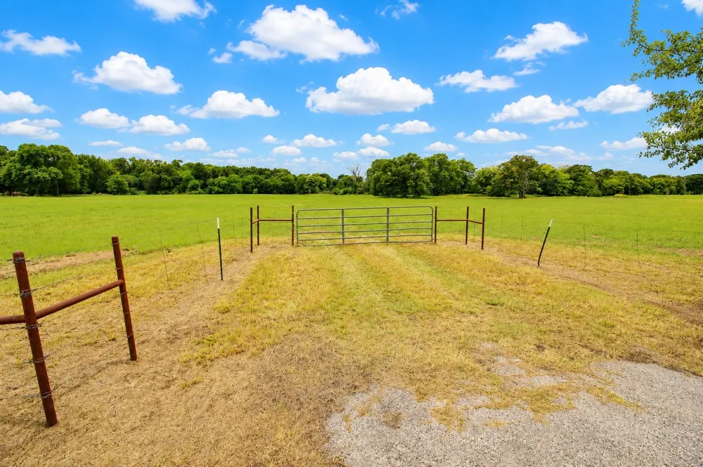 8401 S Fm 148 Scurry, TX 75158