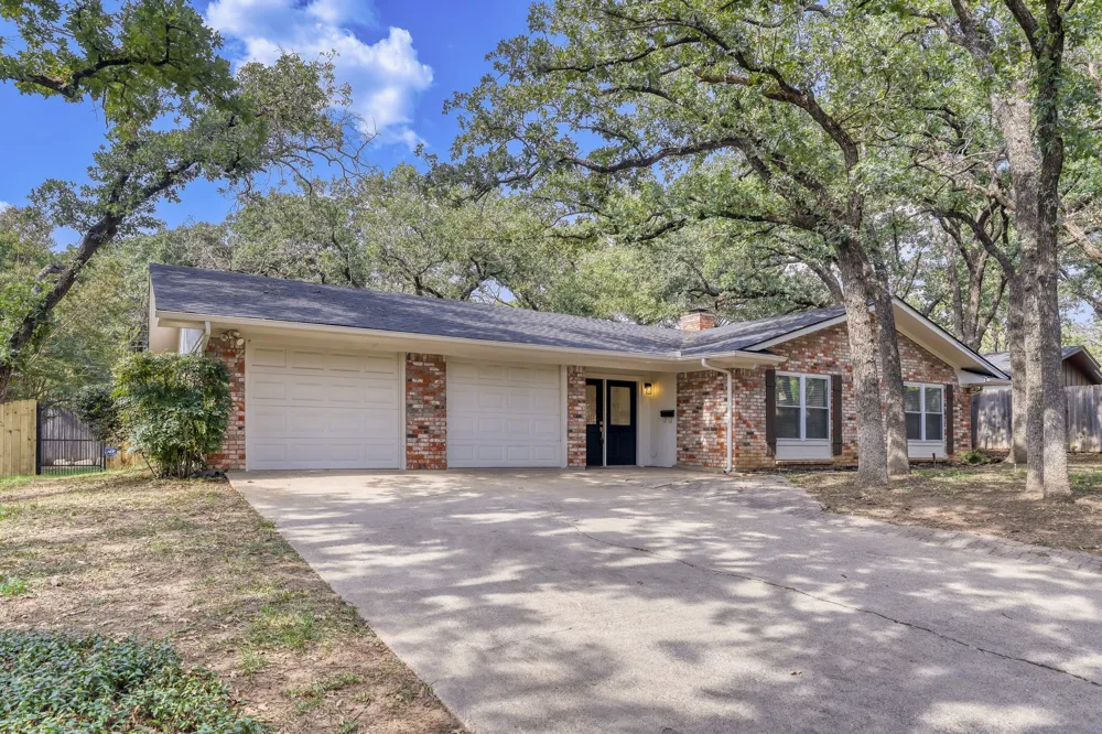624 Hillview Drive Hurst, TX 76054