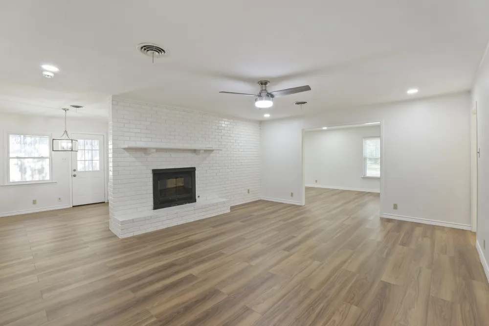 624 Hillview Drive Hurst, TX 76054