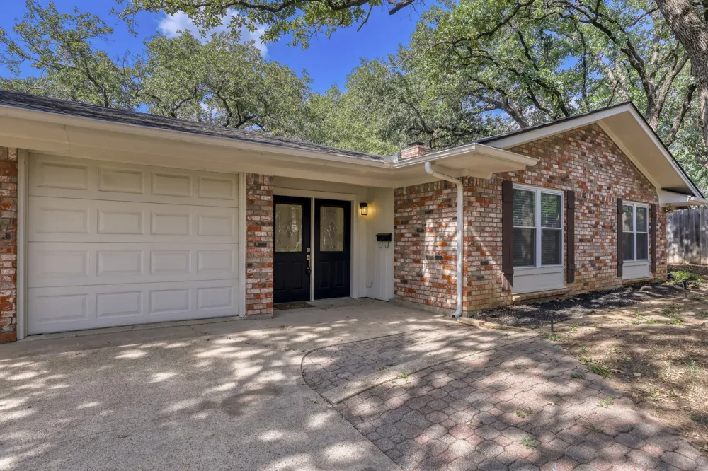 624 Hillview Drive Hurst, TX 76054