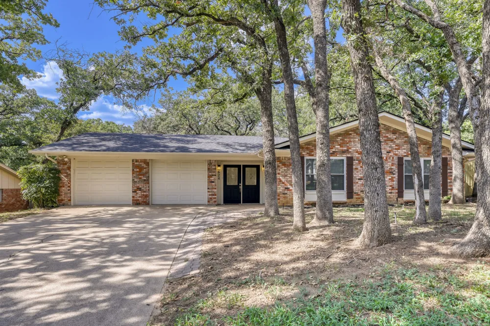 624 Hillview Drive Hurst, TX 76054