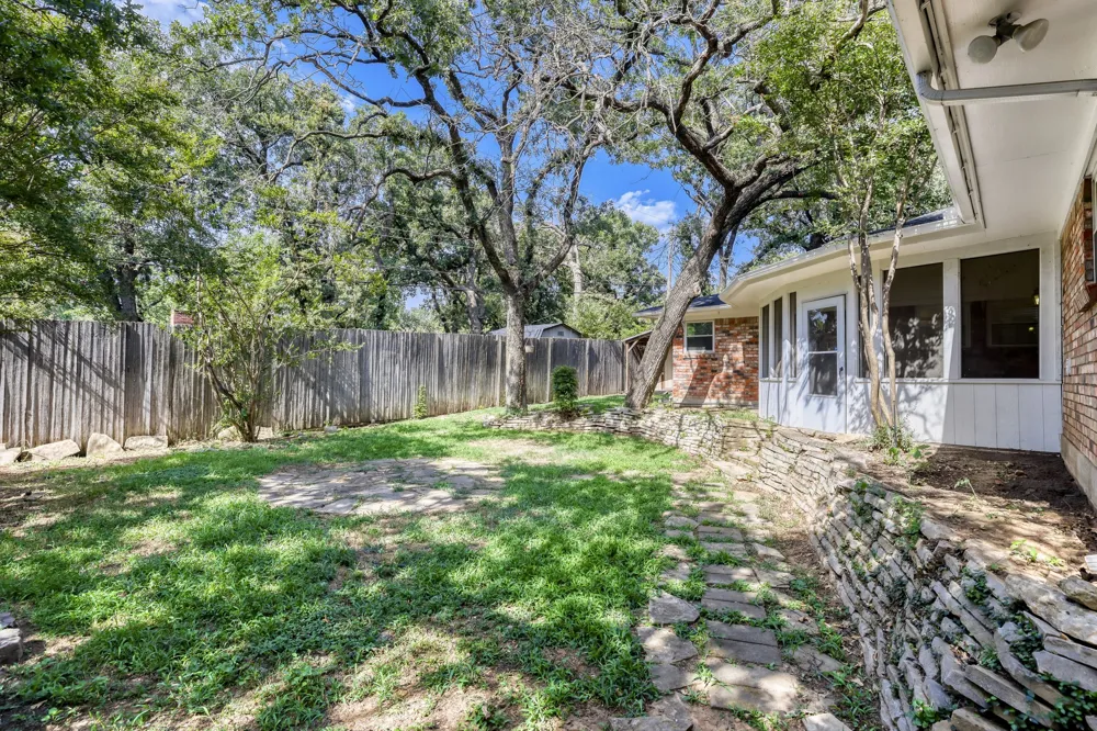 624 Hillview Drive Hurst, TX 76054