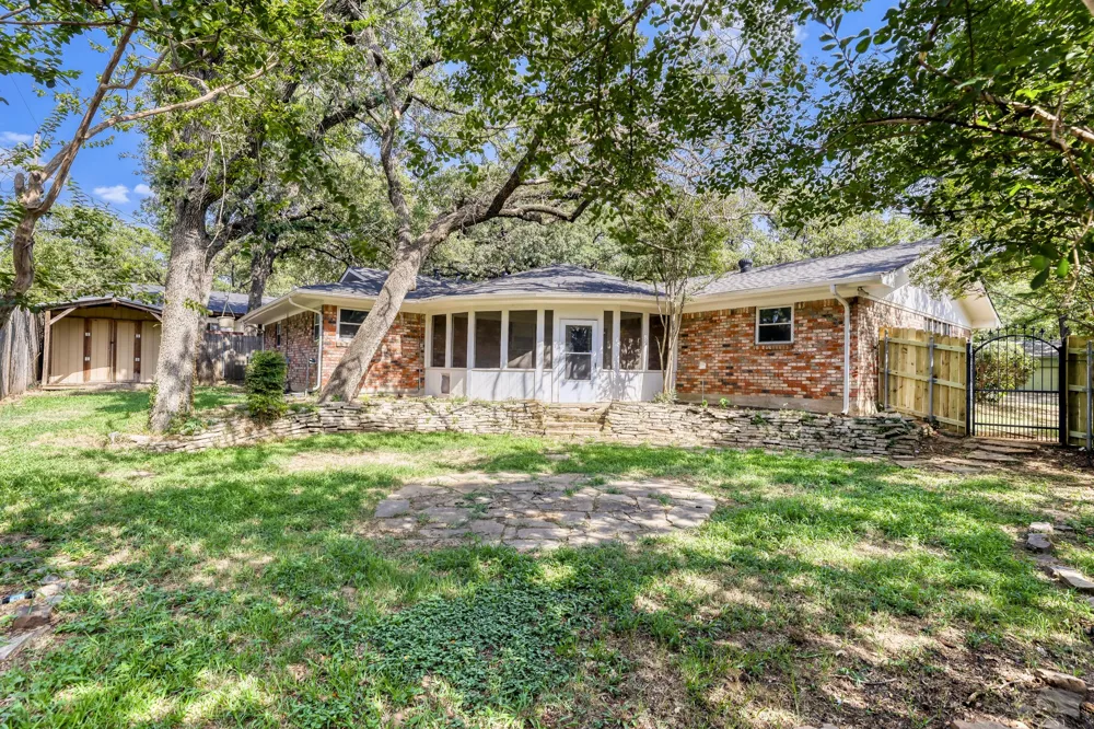624 Hillview Drive Hurst, TX 76054