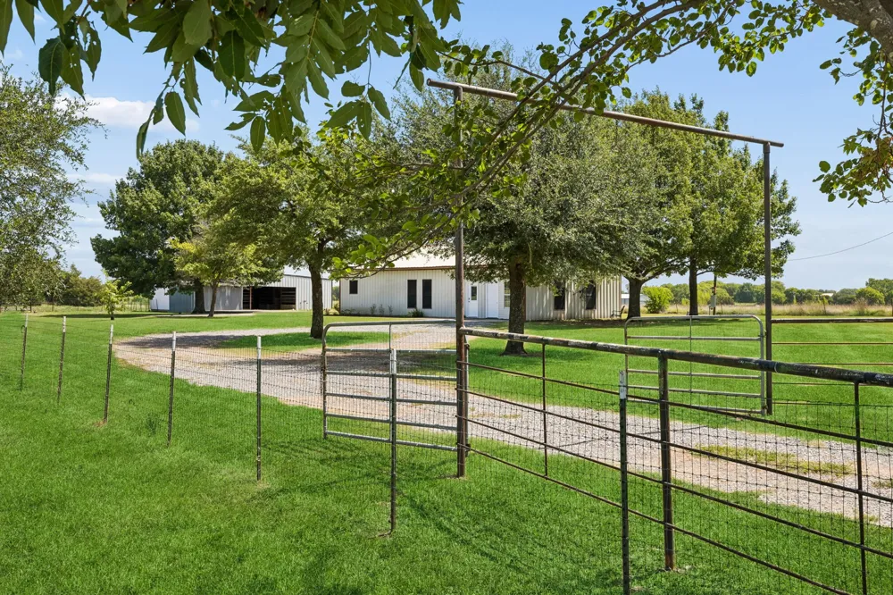 14221 County Road 545 Nevada, TX 75173