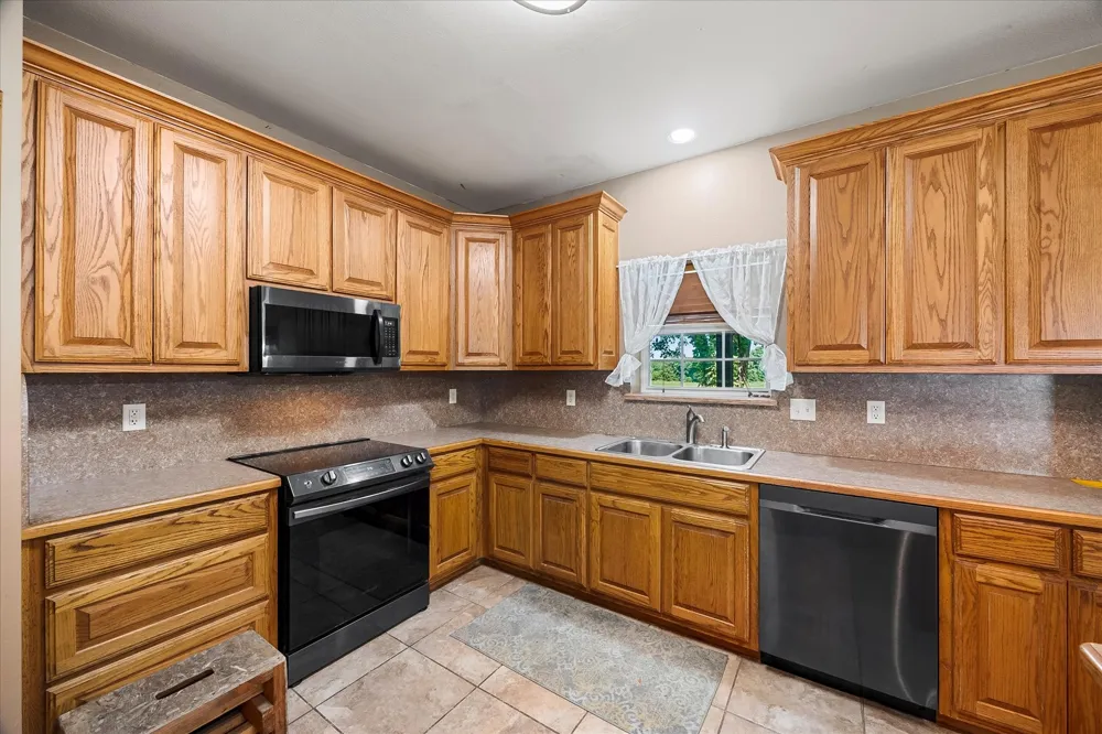 2210 County Road 1076 Celeste, TX 75423