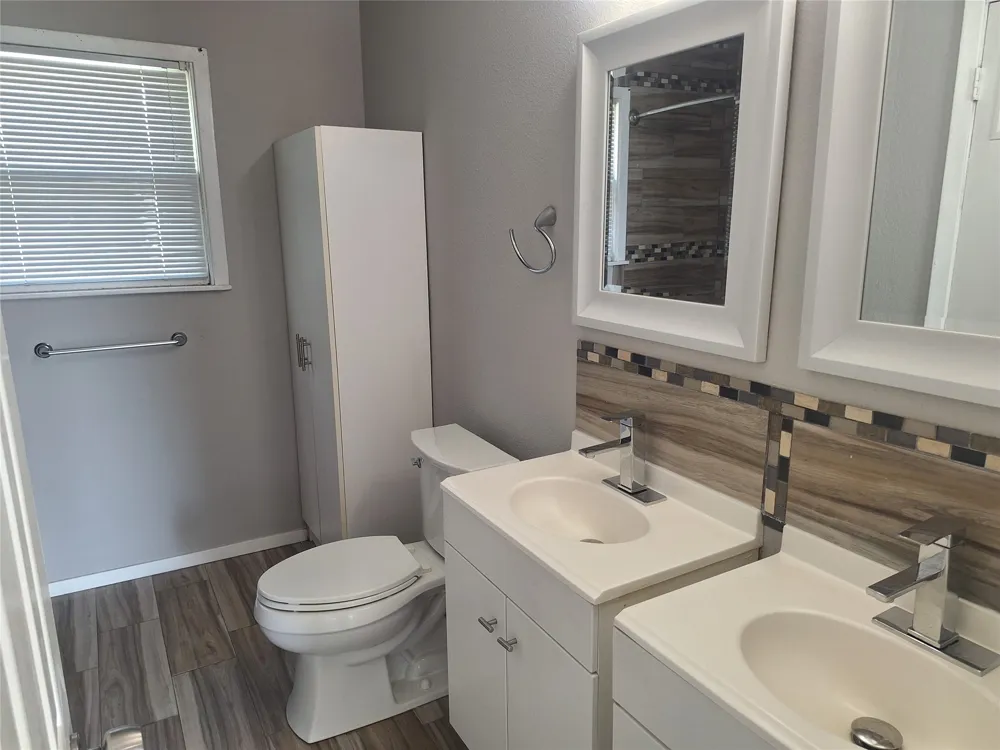 1225 Harrison Lane Hurst, TX 76053