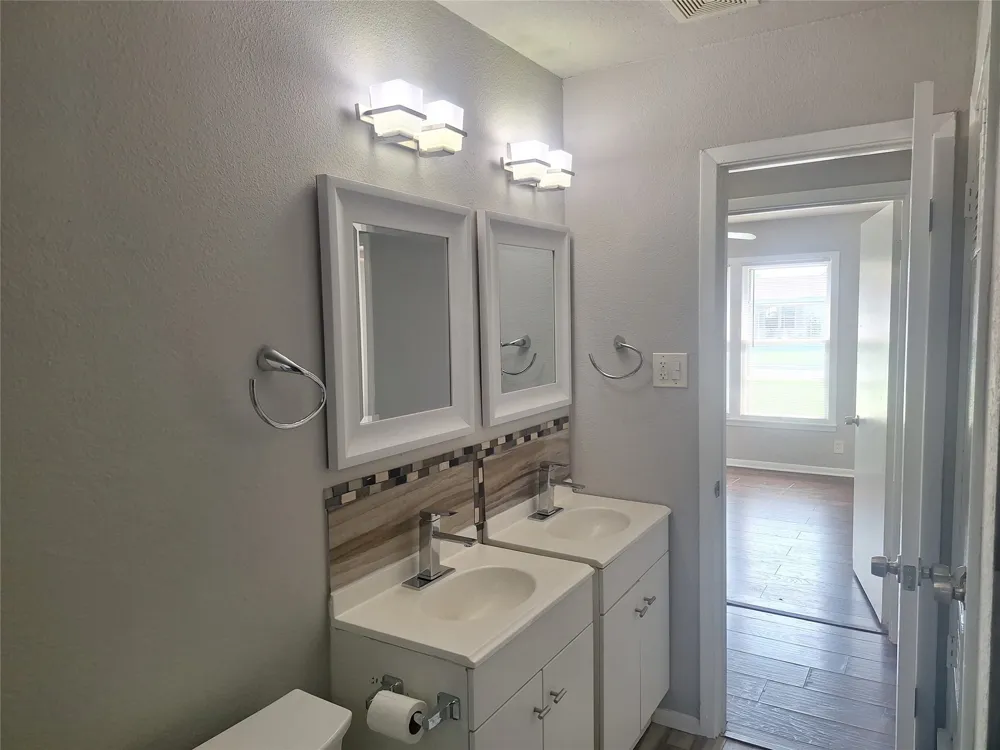 1225 Harrison Lane Hurst, TX 76053
