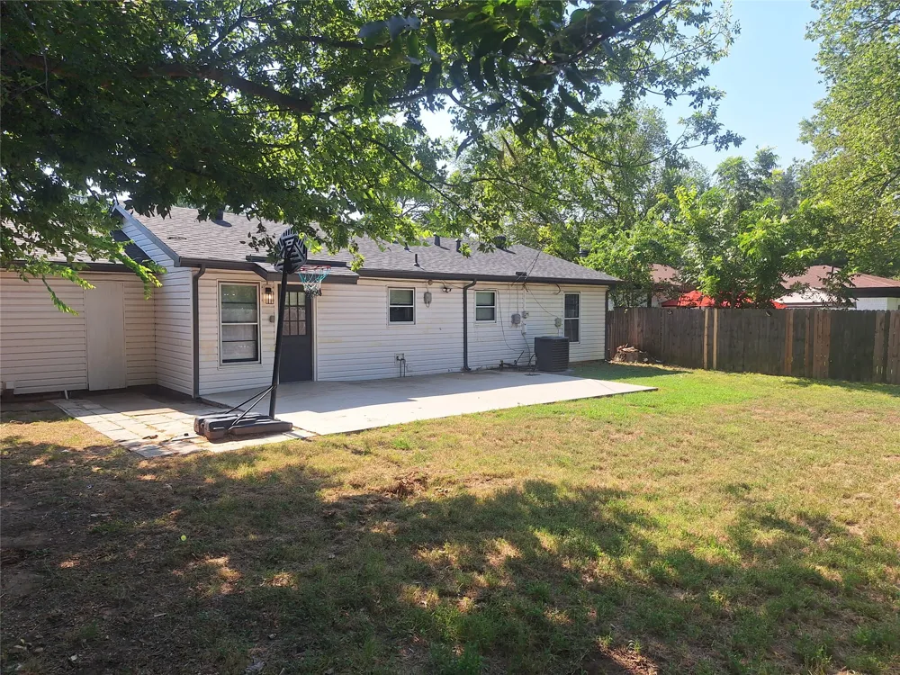 1225 Harrison Lane Hurst, TX 76053