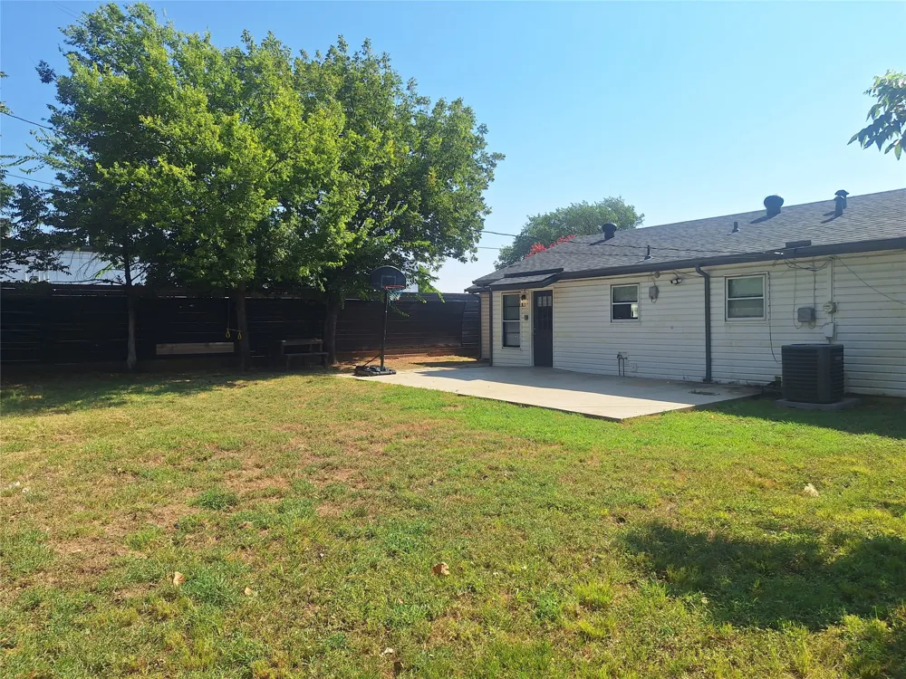 1225 Harrison Lane Hurst, TX 76053