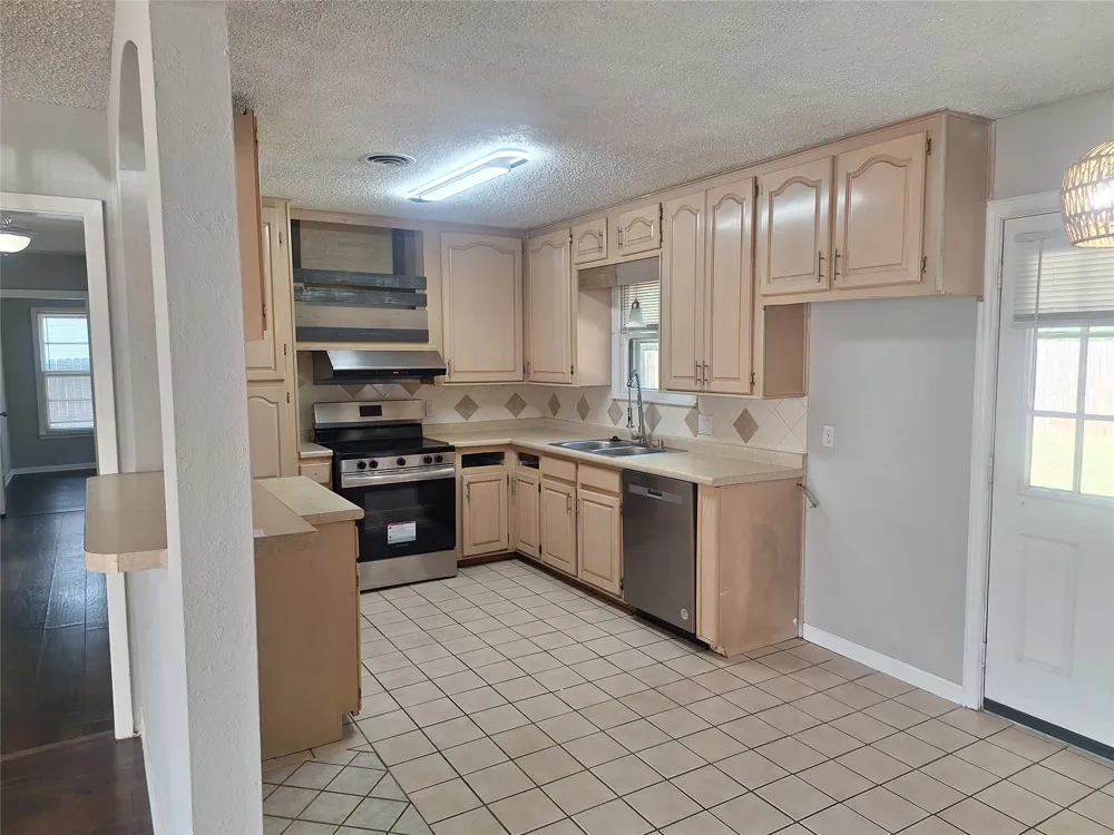 1225 Harrison Lane Hurst, TX 76053
