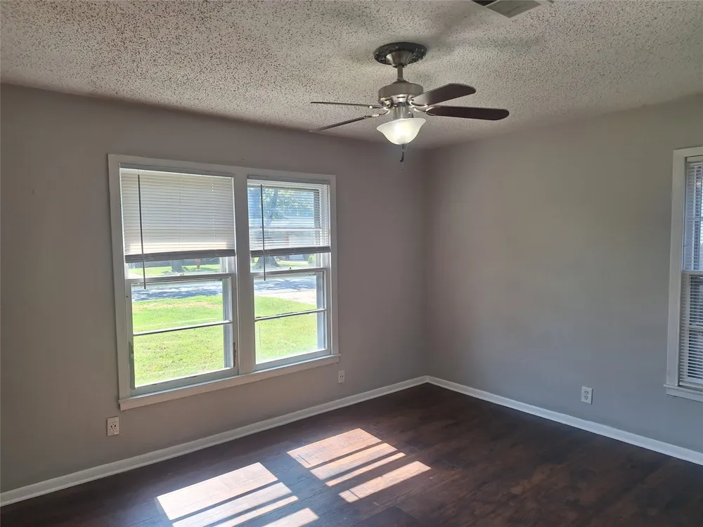 1225 Harrison Lane Hurst, TX 76053