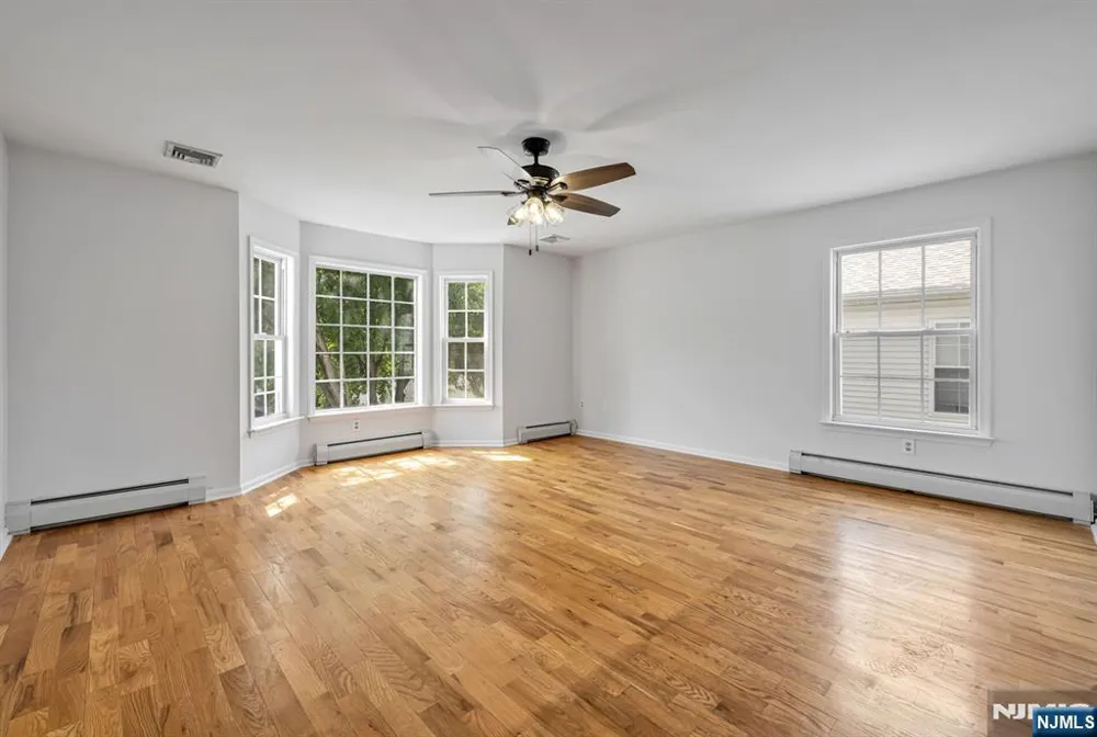758 Manchester Way Paramus, NJ 07652