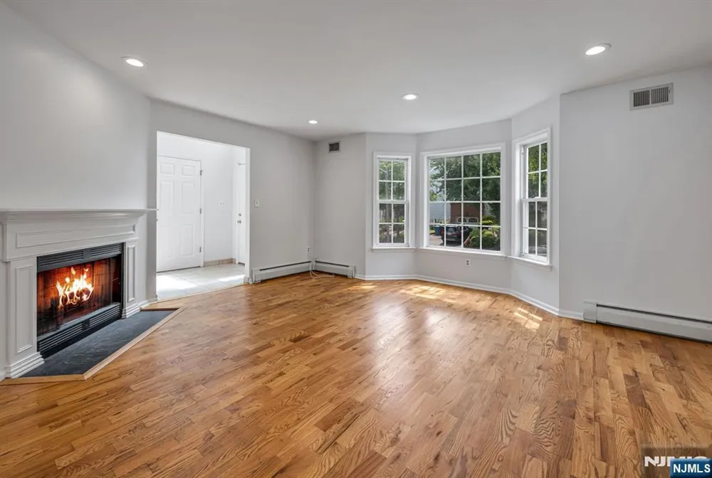 758 Manchester Way Paramus, NJ 07652