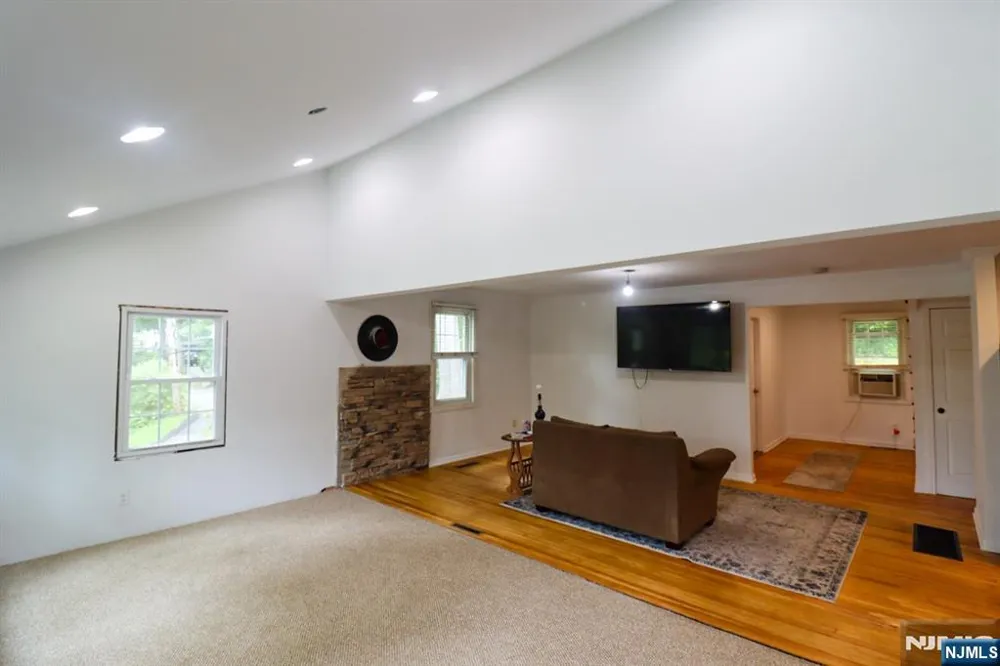 20 Mt Crest Road Jefferson Township, NJ 07438
