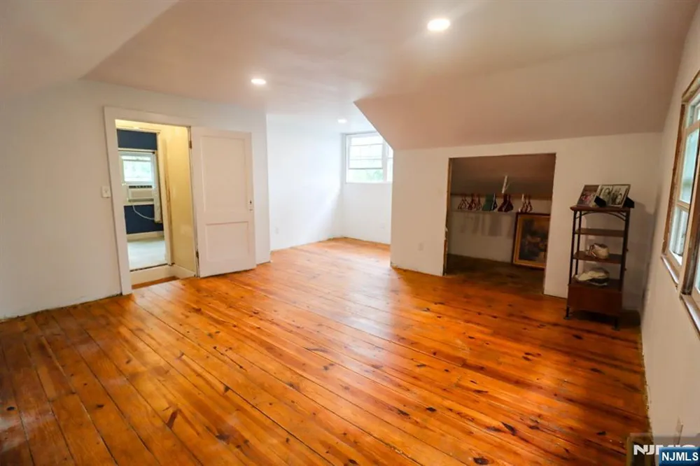 20 Mt Crest Road Jefferson Township, NJ 07438