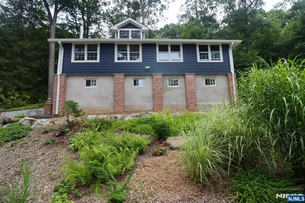 20 Mt Crest Road Jefferson Township, NJ 07438