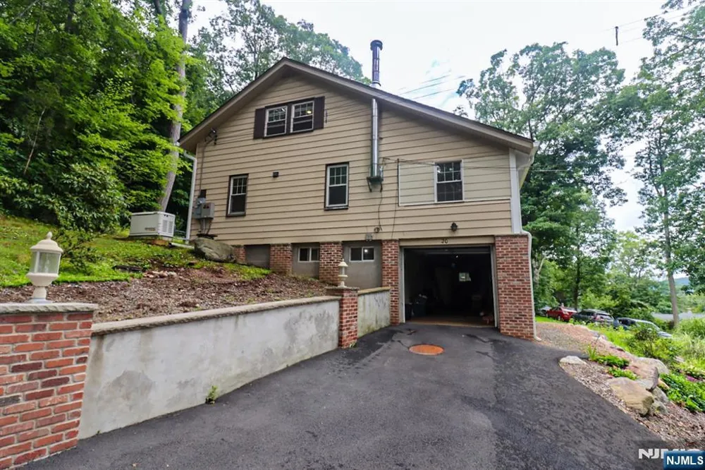20 Mt Crest Road Jefferson Township, NJ 07438