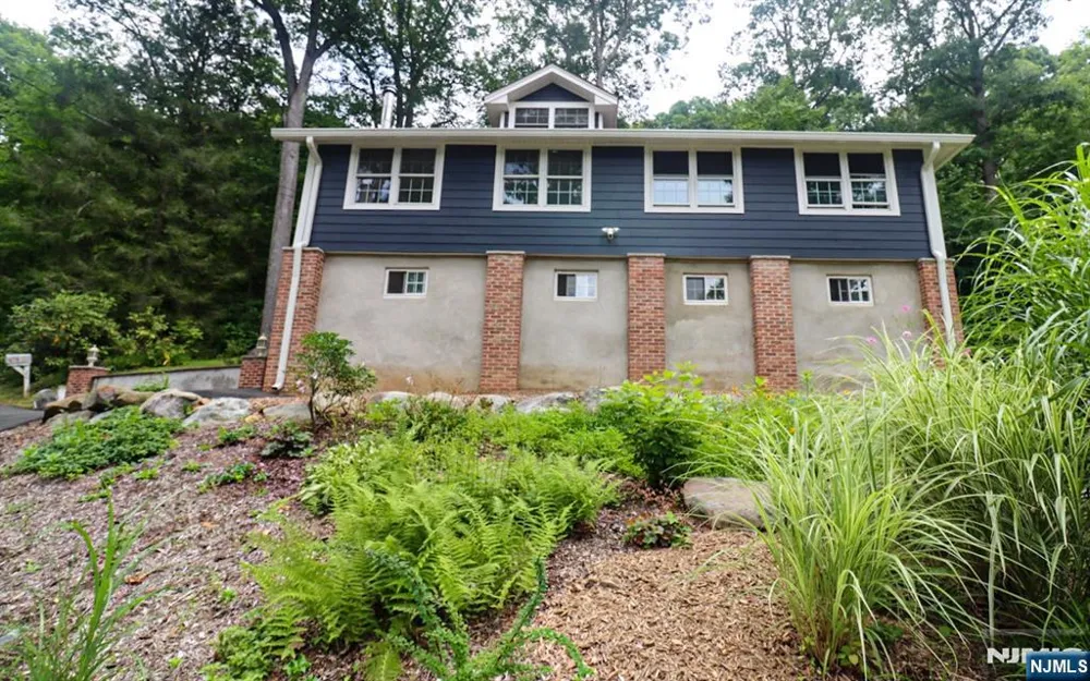 20 Mt Crest Road Jefferson Township, NJ 07438