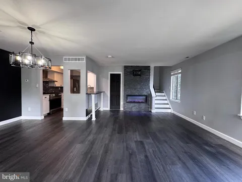 1403 ROBERTS WAY