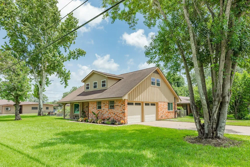 811 Loggins Drive West Columbia, TX 77486