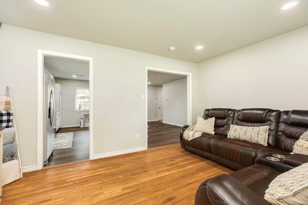 811 Loggins Drive West Columbia, TX 77486